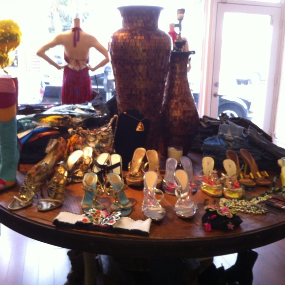 Boutiques Closing!Entire contents of former stores for sale Designer clothing!!! - Picture 9 of 13